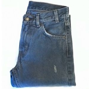 Straight leg women Levi’s pants, sits below waist.